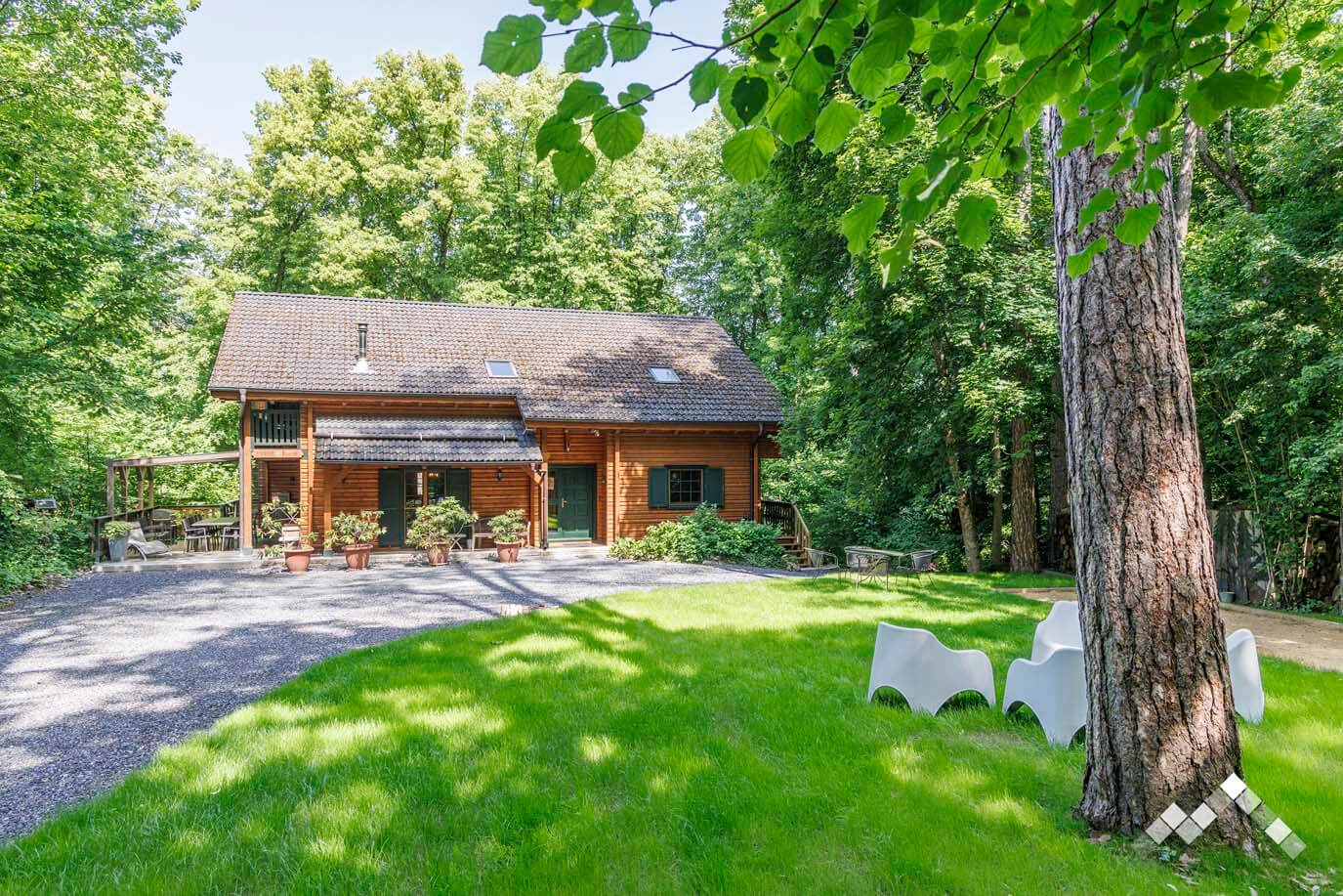 Vue extérieure du Chalet La Parenthèse à Durbuy, gîte en bois niché dans la forêt des Ardennes belges.