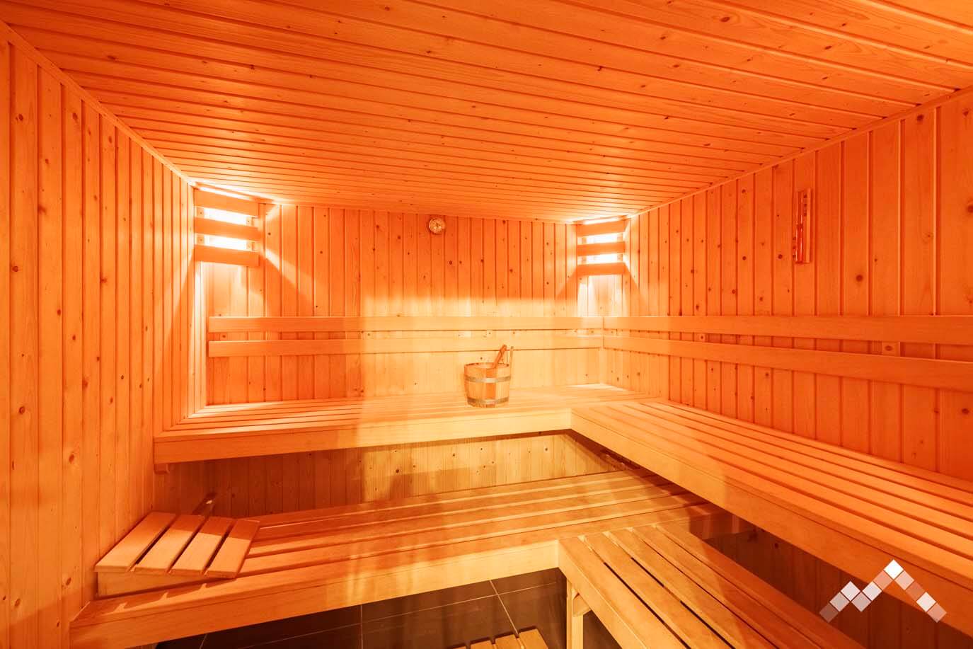 Espace wellness avec sauna privatif en bois à l'intérieur du chalet de vacances à Durbuy.