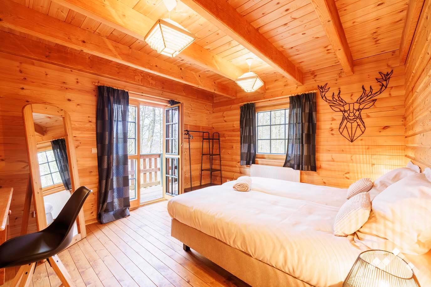 Chambre à coucher cosy et lumineuse avec décoration boisée et tête de lit design au chalet.